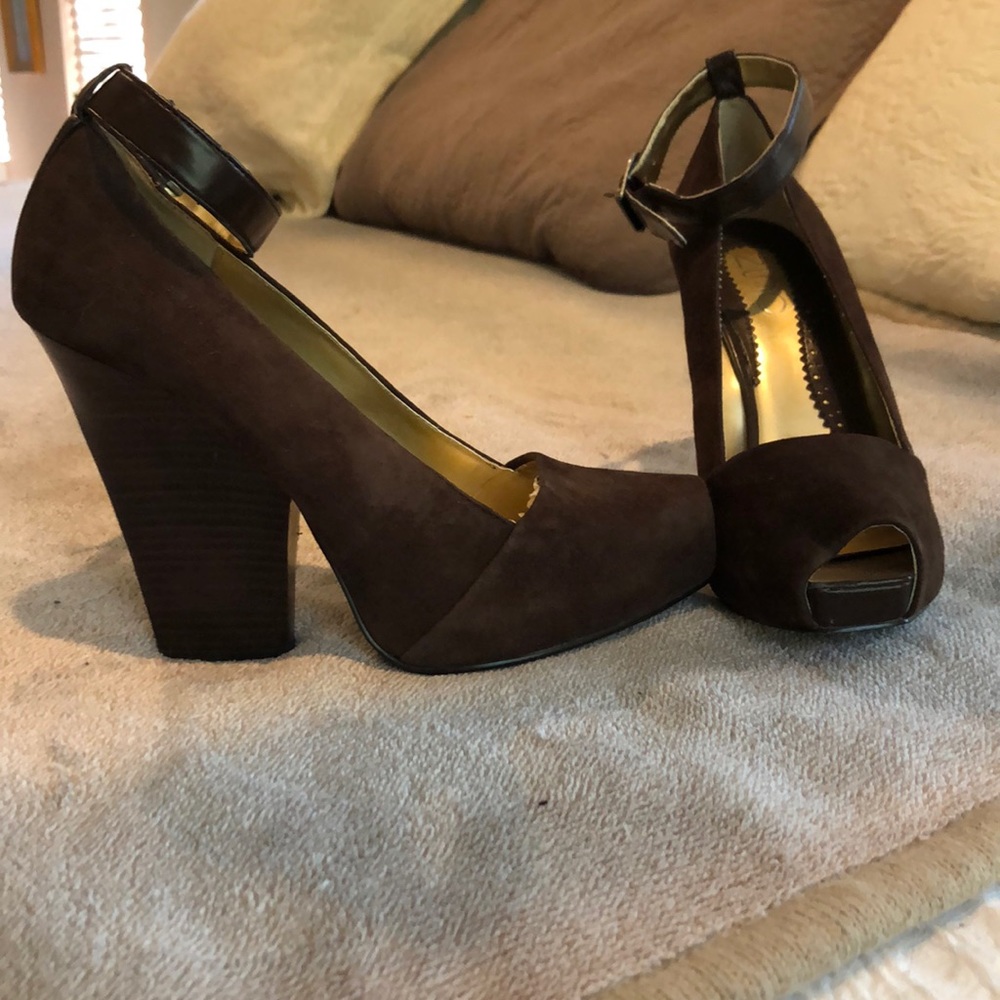 Zinc wedgie heels